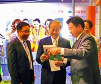 公司領(lǐng)導(dǎo)向國家紡織工業(yè)局杜鈺洲局長贈送本公司總經(jīng)理商成杰主編、紡織出版社出版的工具書（2009）